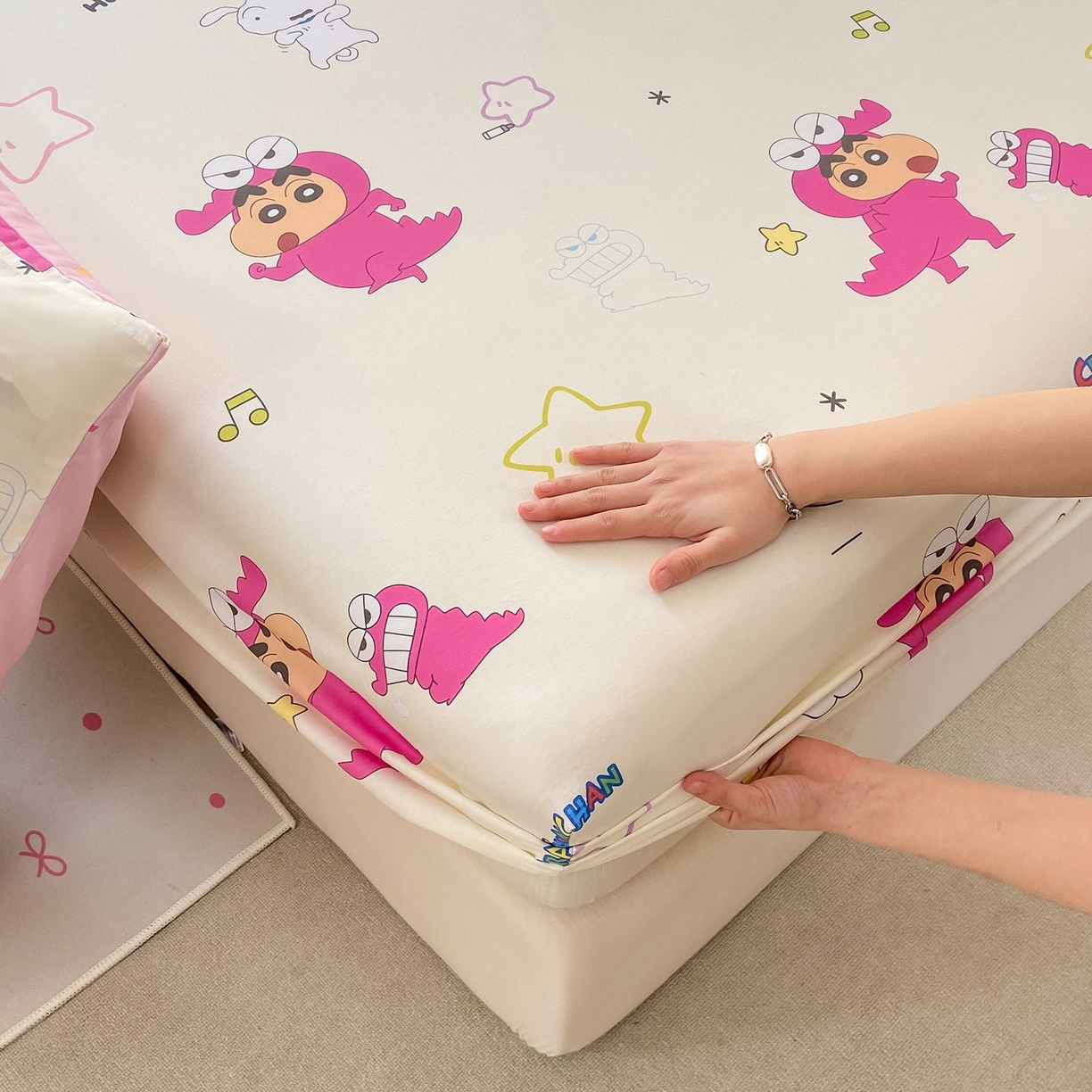 91家纺网 家纺一手货源 找家纺 博雅 2026新款蜡笔小新正版授权全棉纯棉小版单床笠床笠单件 小版-恐龙蜡笔小新