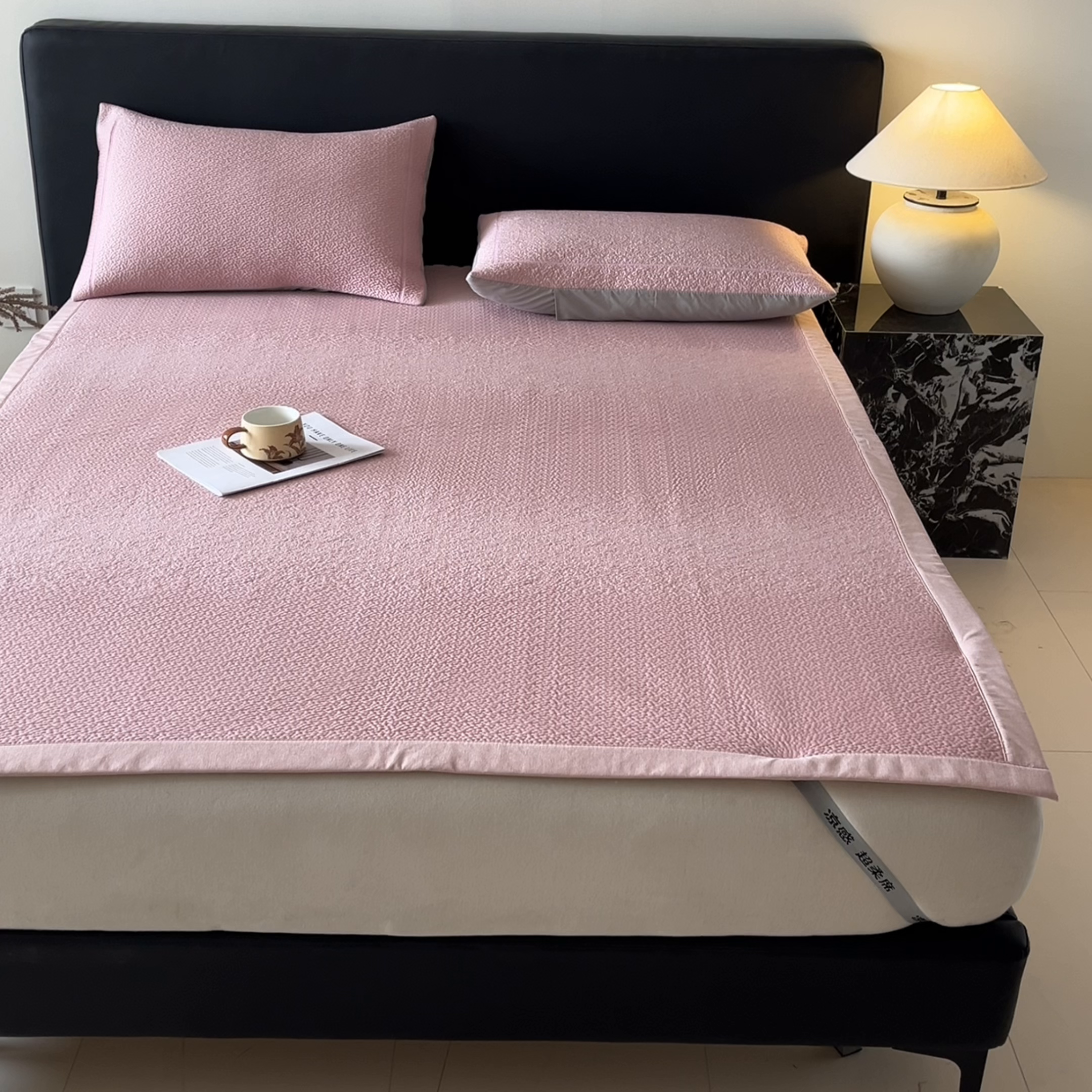 91家纺网 家纺一手货源 找家纺 雅居纺家纺 2026新款A类加厚三明治底星空提花凉感席床单款凉席席子 星空-粉