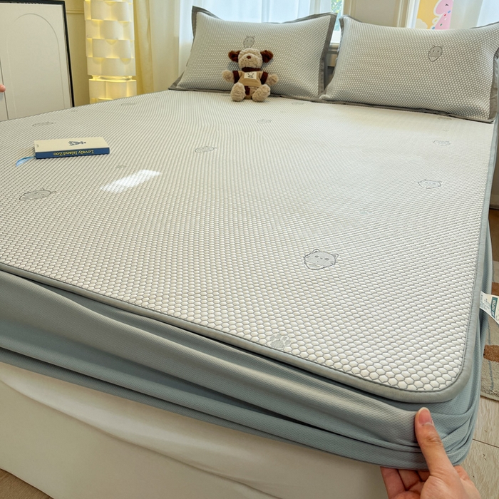 91家纺网 家纺一手货源 找家纺 雅居纺家纺 2026新款A类加厚三明治底提花小清新凉感席床笠款凉席席子 领结小猫