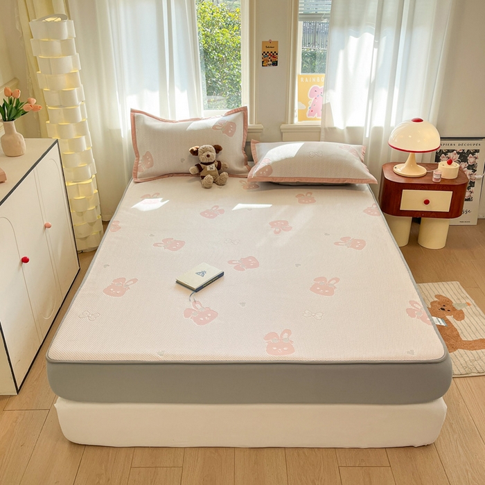 91家纺网 家纺一手货源 找家纺 雅居纺家纺 2026新款A类加厚三明治底提花小清新凉感席床笠款凉席席子 粉小兔