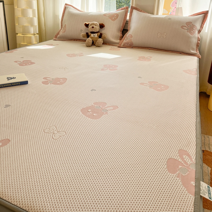 91家纺网 家纺一手货源 找家纺 雅居纺家纺 2026新款A类加厚三明治底提花小清新凉感席床笠款凉席席子 粉小兔