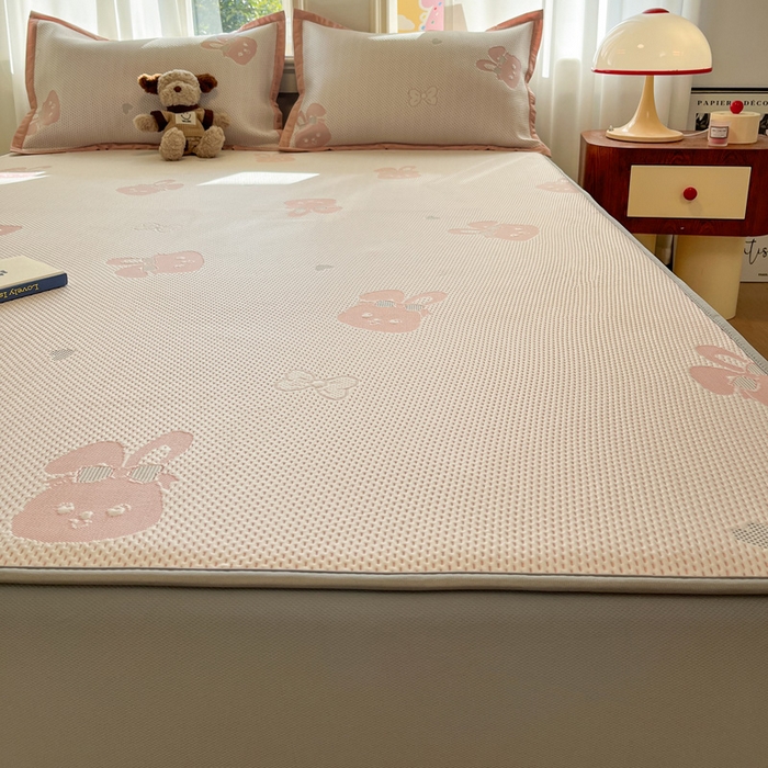 91家纺网 家纺一手货源 找家纺 雅居纺家纺 2026新款A类加厚三明治底提花小清新凉感席床笠款凉席席子 粉小兔