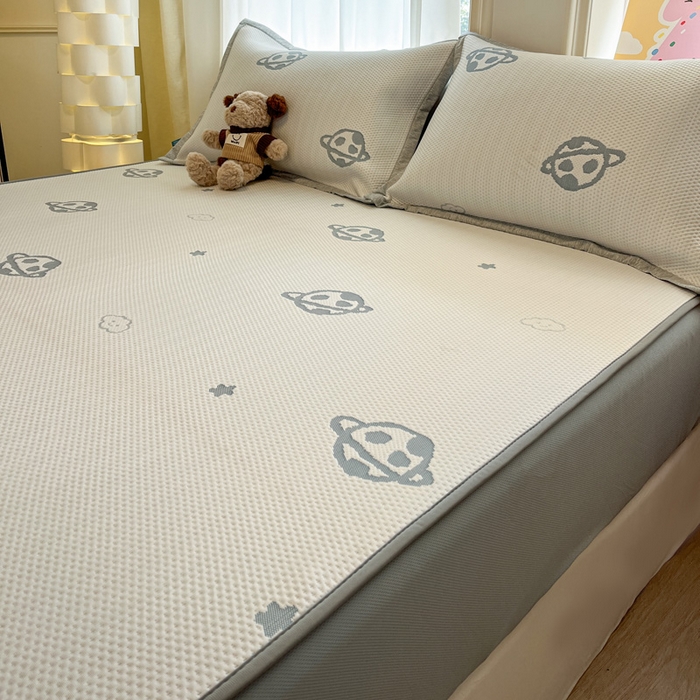 91家纺网 家纺一手货源 找家纺 雅居纺家纺 2026新款A类加厚三明治底提花小清新凉感席床笠款凉席席子 太空星球