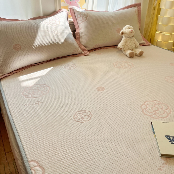 91家纺网 家纺一手货源 找家纺 雅居纺家纺 2026新款A类加厚三明治底提花小清新凉感席床笠款凉席席子 山茶花