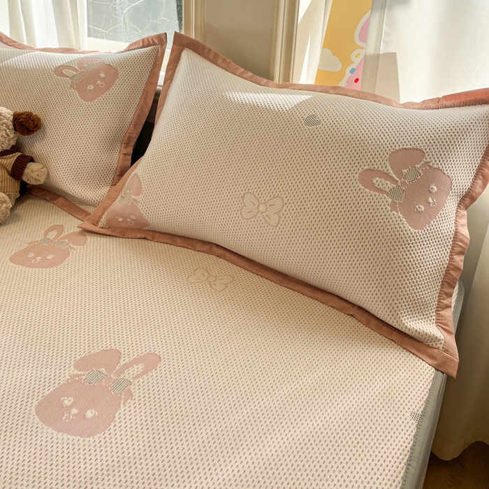 91家纺网 家纺一手货源 找家纺 雅居纺家纺 2026新款A类加厚三明治底提花小清新凉感席床笠款凉席席子 粉小兔