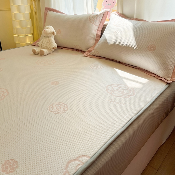 91家纺网 家纺一手货源 找家纺 雅居纺家纺 2026新款A类加厚三明治底提花小清新凉感席床笠款凉席席子 山茶花