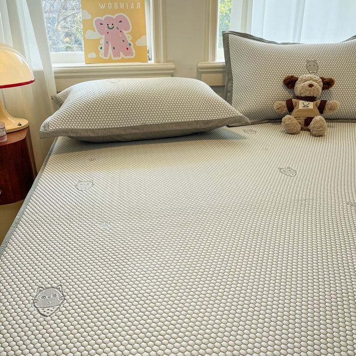 91家纺网 家纺一手货源 找家纺 雅居纺家纺 2026新款A类加厚三明治底提花小清新凉感席床笠款凉席席子 领结小猫