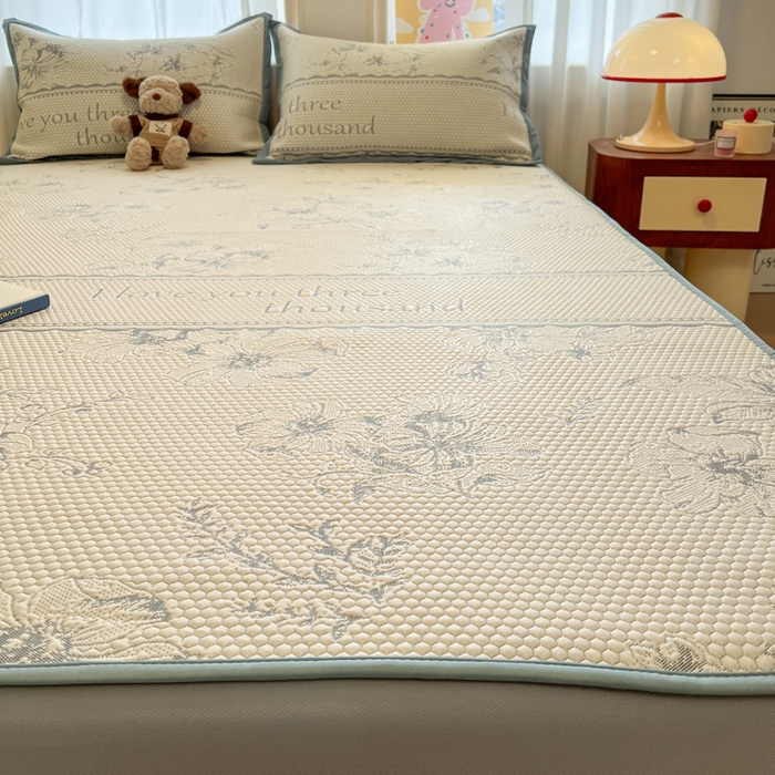 91家纺网 家纺一手货源 找家纺 雅居纺家纺 2026新款A类加厚三明治底提花小清新凉感席床笠款凉席席子 悠闲花园