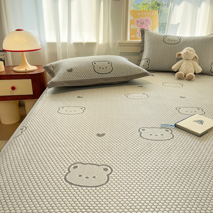 91家纺网 家纺一手货源 找家纺 雅居纺家纺 2026新款A类加厚三明治底提花小清新凉感席床笠款凉席席子 小熊熊