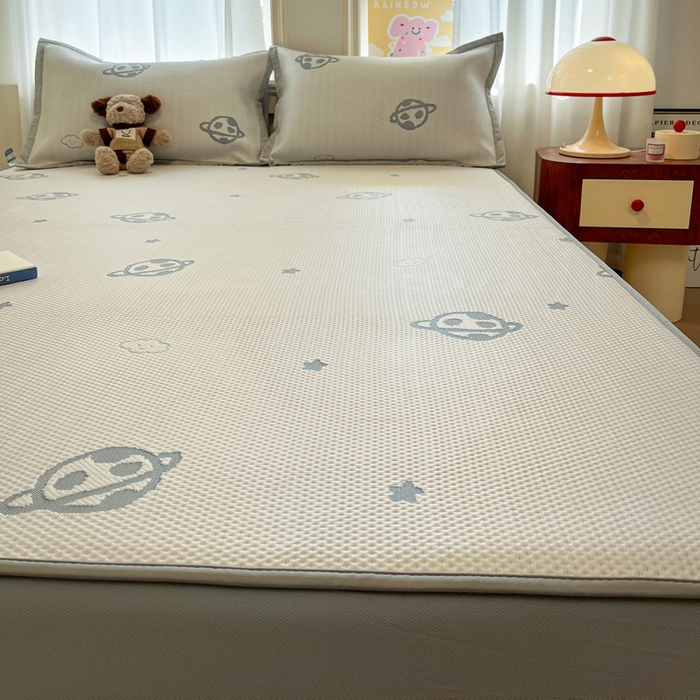 91家纺网 家纺一手货源 找家纺 雅居纺家纺 2026新款A类加厚三明治底提花小清新凉感席床笠款凉席席子 太空星球