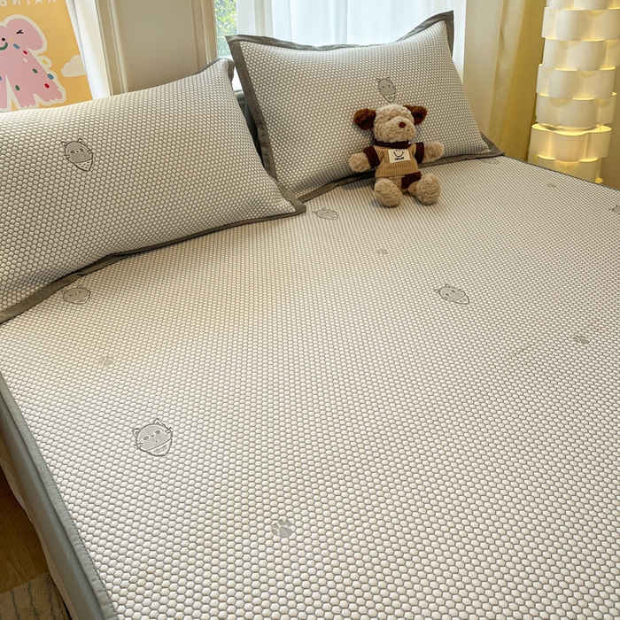 91家纺网 家纺一手货源 找家纺 雅居纺家纺 2026新款A类加厚三明治底提花小清新凉感席床笠款凉席席子 领结小猫