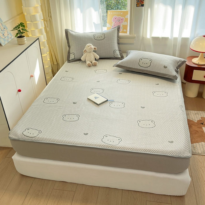 91家纺网 家纺一手货源 找家纺 雅居纺家纺 2026新款A类加厚三明治底提花小清新凉感席床笠款凉席席子 小熊熊