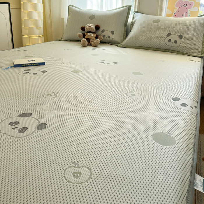 91家纺网 家纺一手货源 找家纺 雅居纺家纺 2026新款A类加厚三明治底提花小清新凉感席床笠款凉席席子 平安熊猫