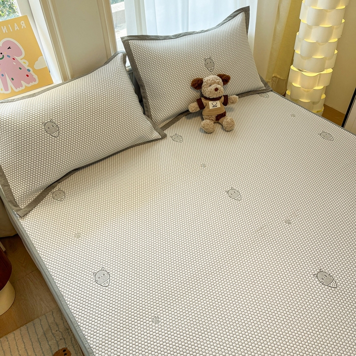 91家纺网 家纺一手货源 找家纺 雅居纺家纺 2026新款A类加厚三明治底提花小清新凉感席床笠款凉席席子 领结小猫