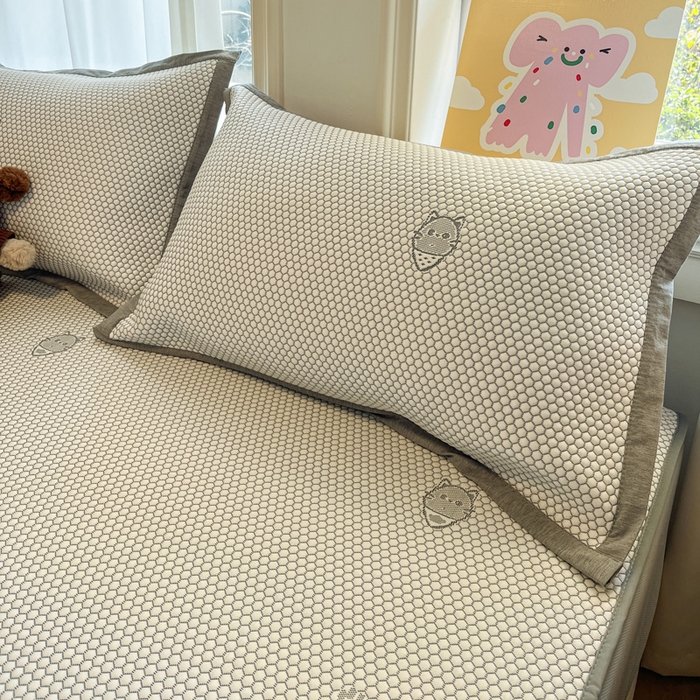 91家纺网 家纺一手货源 找家纺 雅居纺家纺 2026新款A类加厚三明治底提花小清新凉感席床笠款凉席席子 领结小猫