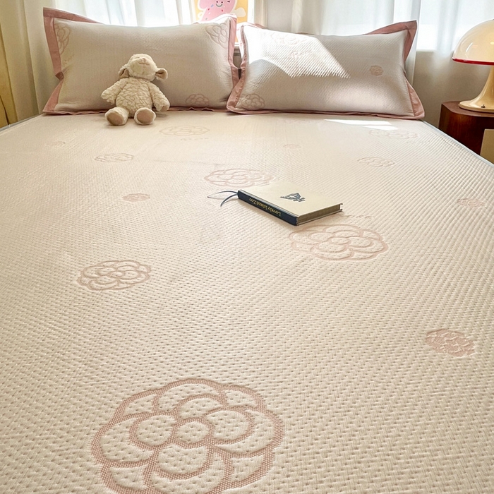 91家纺网 家纺一手货源 找家纺 雅居纺家纺 2026新款A类加厚三明治底提花小清新凉感席床笠款凉席席子 山茶花