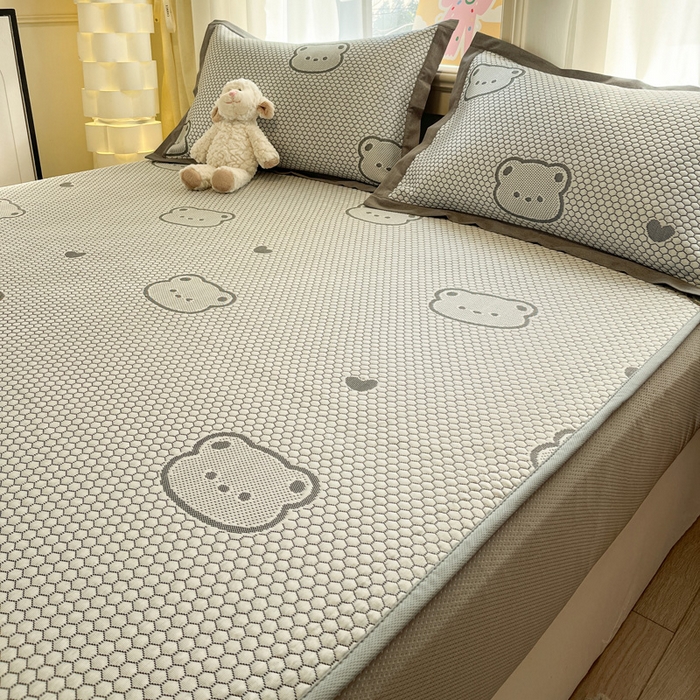 91家纺网 家纺一手货源 找家纺 雅居纺家纺 2026新款A类加厚三明治底提花小清新凉感席床笠款凉席席子 小熊熊