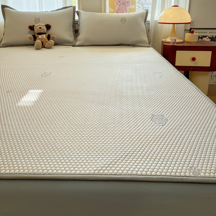 91家纺网 家纺一手货源 找家纺 雅居纺家纺 2026新款A类加厚三明治底提花小清新凉感席床笠款凉席席子 领结小猫