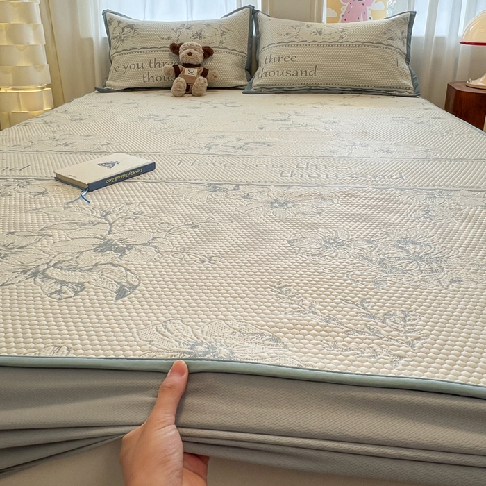 91家纺网 家纺一手货源 找家纺 雅居纺家纺 2026新款A类加厚三明治底提花小清新凉感席床笠款凉席席子 悠闲花园