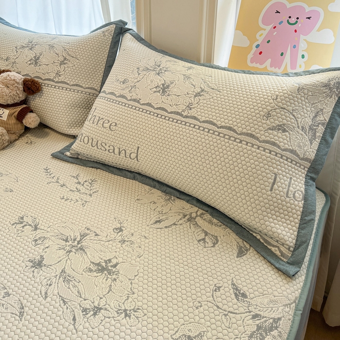 91家纺网 家纺一手货源 找家纺 雅居纺家纺 2026新款A类加厚三明治底提花小清新凉感席床笠款凉席席子 悠闲花园