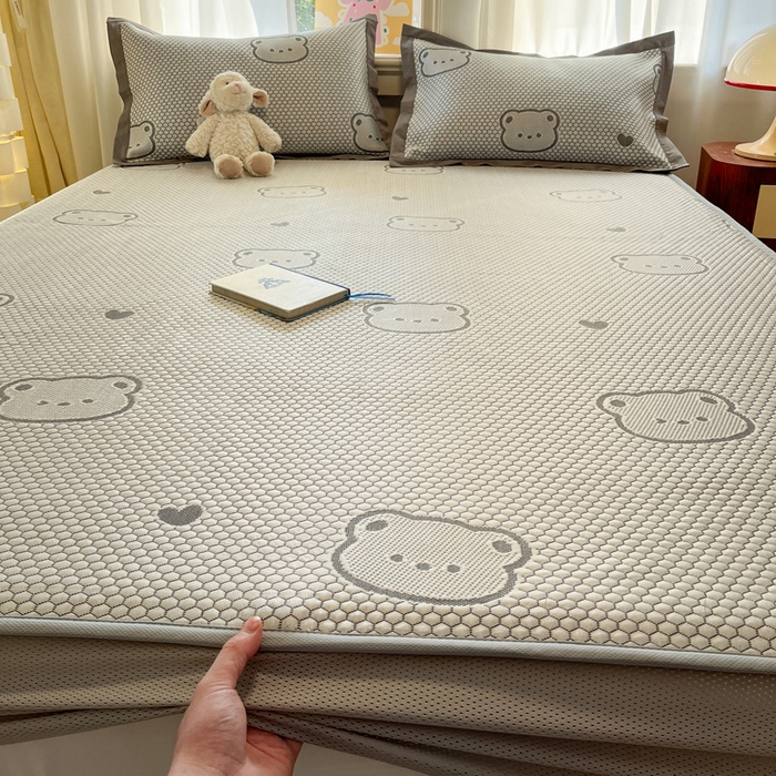 91家纺网 家纺一手货源 找家纺 雅居纺家纺 2026新款A类加厚三明治底提花小清新凉感席床笠款凉席席子 小熊熊