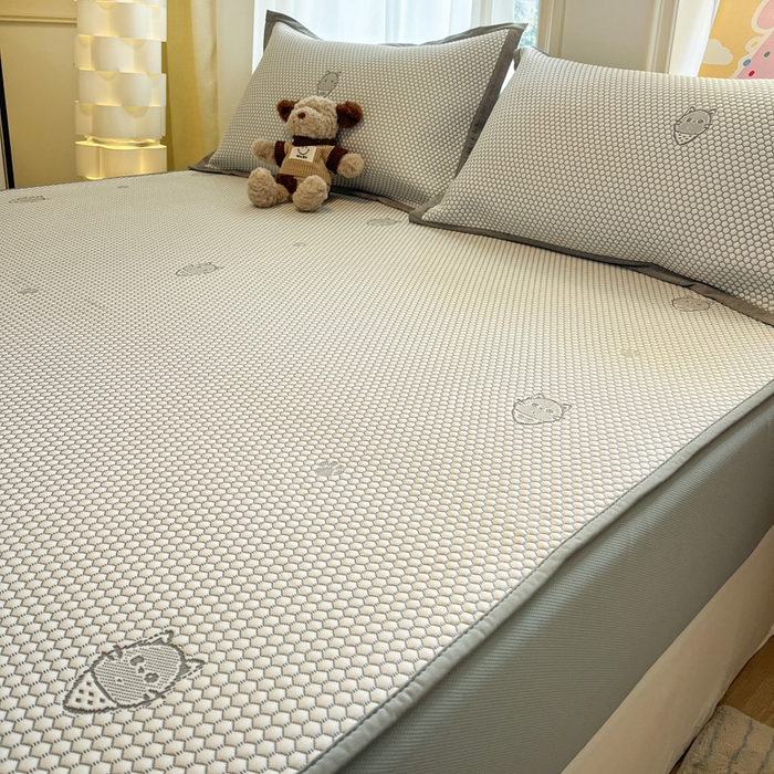 91家纺网 家纺一手货源 找家纺 雅居纺家纺 2026新款A类加厚三明治底提花小清新凉感席床笠款凉席席子 领结小猫