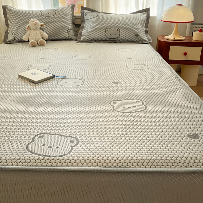 91家纺网 家纺一手货源 找家纺 雅居纺家纺 2026新款A类加厚三明治底提花小清新凉感席床笠款凉席席子 小熊熊