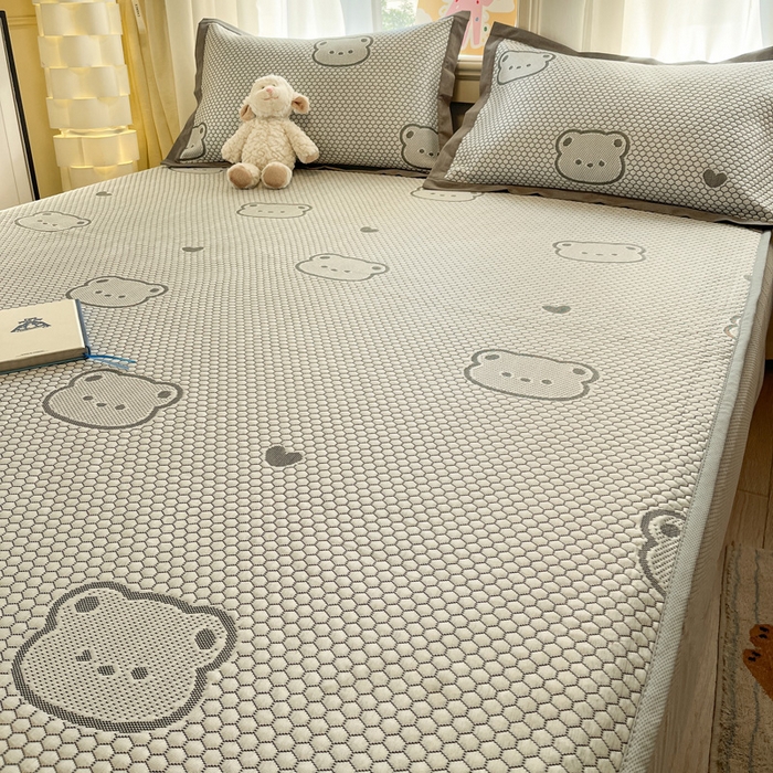 91家纺网 家纺一手货源 找家纺 雅居纺家纺 2026新款A类加厚三明治底提花小清新凉感席床笠款凉席席子 小熊熊