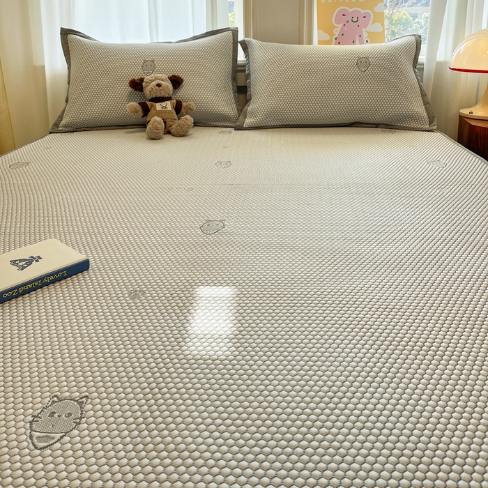 91家纺网 家纺一手货源 找家纺 雅居纺家纺 2026新款A类加厚三明治底提花小清新凉感席床笠款凉席席子 领结小猫