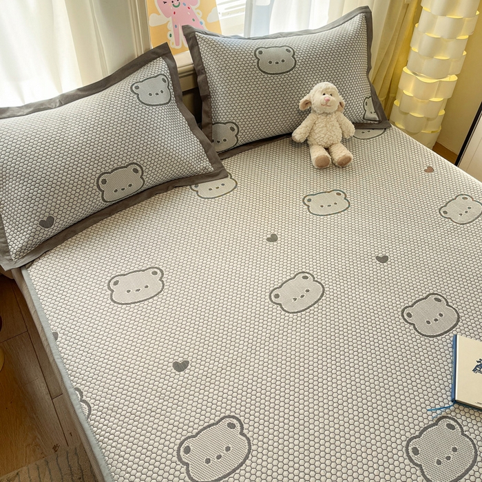 91家纺网 家纺一手货源 找家纺 雅居纺家纺 2026新款A类加厚三明治底提花小清新凉感席床笠款凉席席子 小熊熊