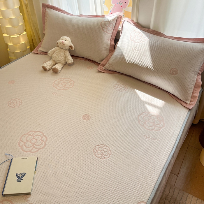 91家纺网 家纺一手货源 找家纺 雅居纺家纺 2026新款A类加厚三明治底提花小清新凉感席床笠款凉席席子 山茶花