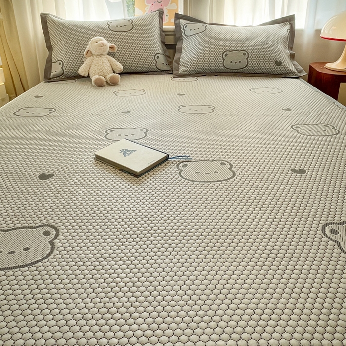 91家纺网 家纺一手货源 找家纺 雅居纺家纺 2026新款A类加厚三明治底提花小清新凉感席床笠款凉席席子 小熊熊