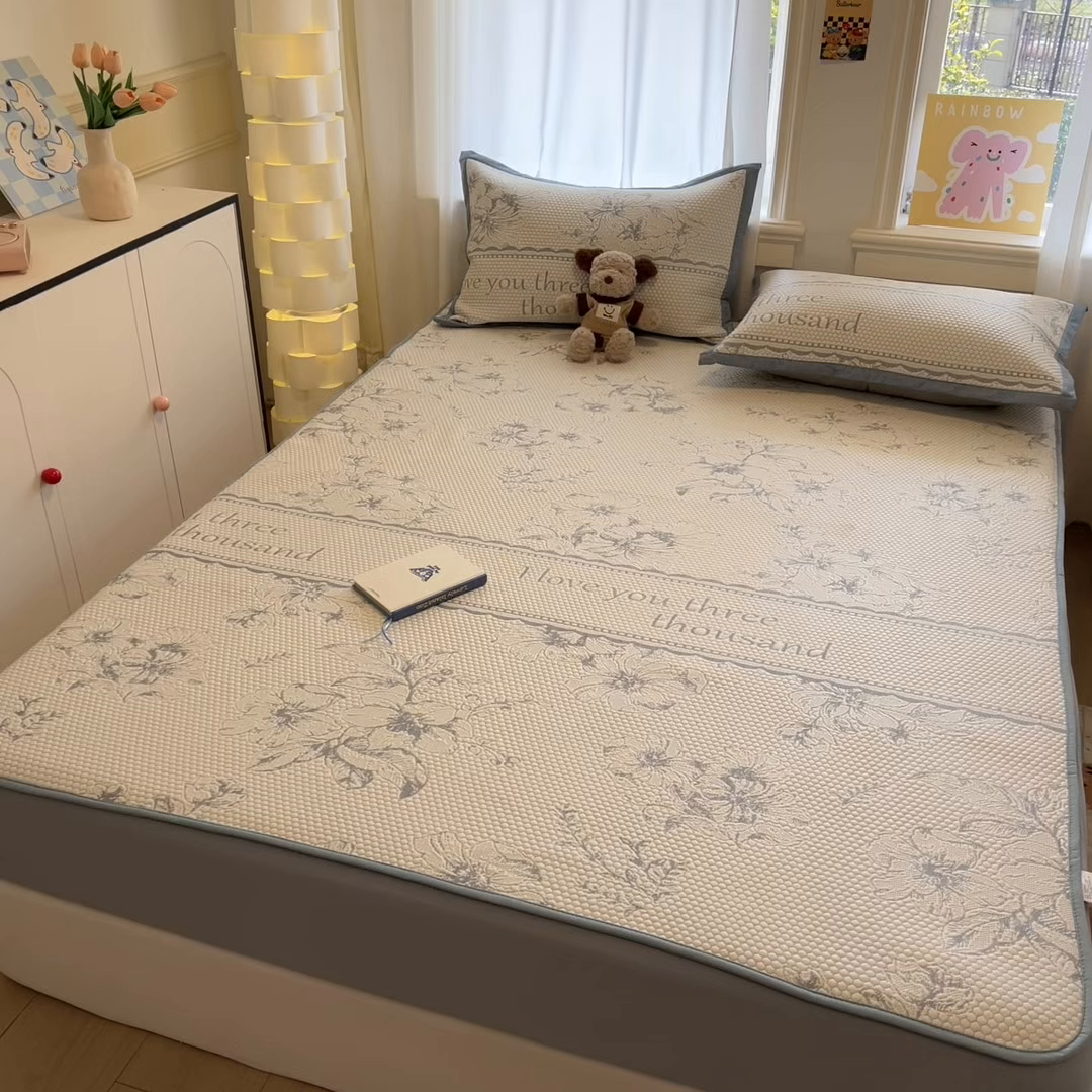 91家纺网 家纺一手货源 找家纺 雅居纺家纺 2026新款A类加厚三明治底提花小清新凉感席床笠款凉席席子 悠闲花园