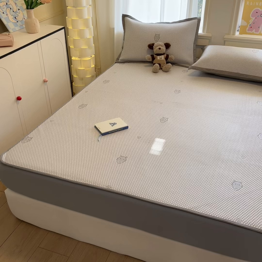 91家纺网 家纺一手货源 找家纺 雅居纺家纺 2026新款A类加厚三明治底提花小清新凉感席床笠款凉席席子 领结小猫