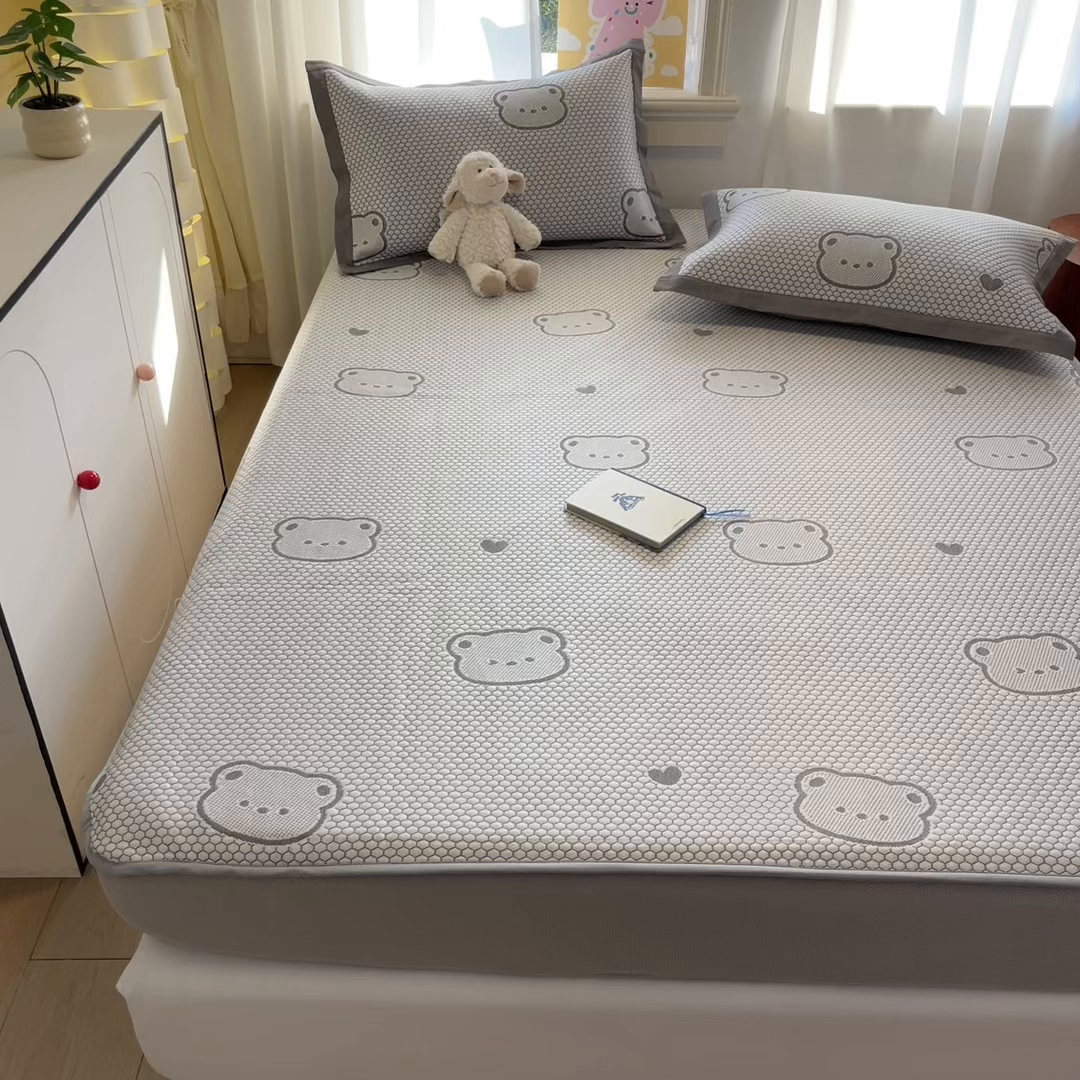 91家纺网 家纺一手货源 找家纺 雅居纺家纺 2026新款A类加厚三明治底提花小清新凉感席床笠款凉席席子 小熊熊