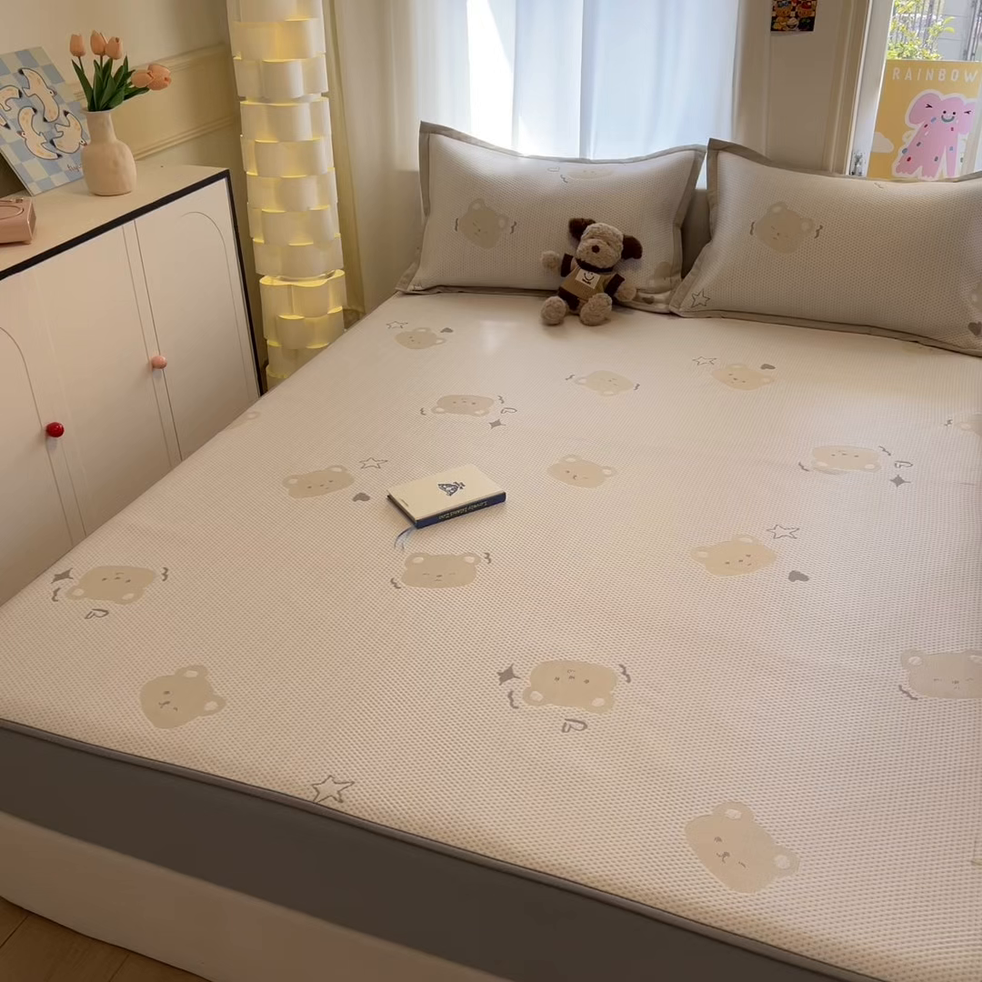 91家纺网 家纺一手货源 找家纺 雅居纺家纺 2026新款A类加厚三明治底提花小清新凉感席床笠款凉席席子 星星小熊