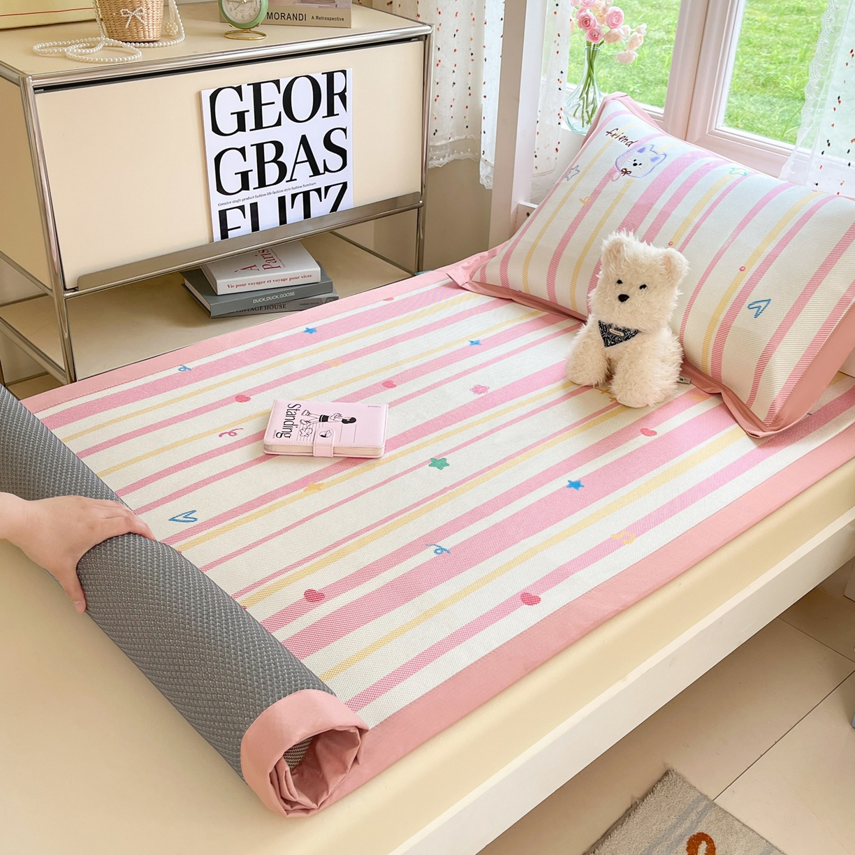 91家纺网 家纺一手货源 找家纺 雅居纺家纺 2026新款A类加厚三明治底绣花冰藤席学生宿舍床床单款凉席席子 冰淇淋萌狗