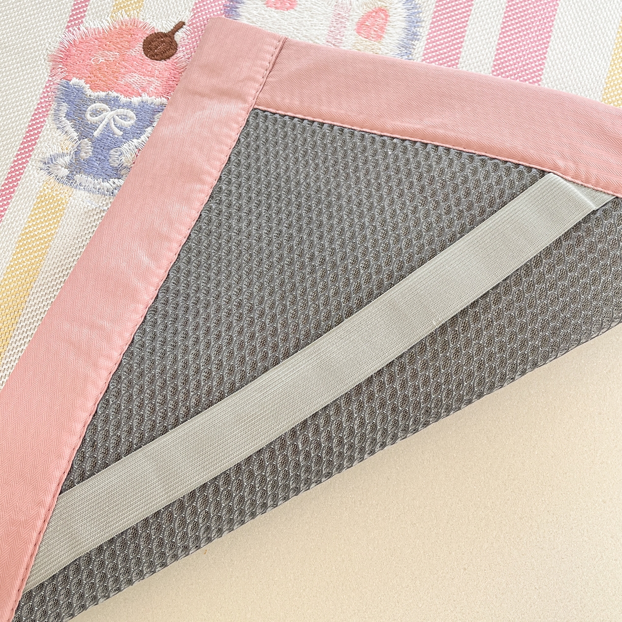 91家纺网 家纺一手货源 找家纺 雅居纺家纺 2026新款A类加厚三明治底绣花冰藤席学生宿舍床床单款凉席席子 冰淇淋萌狗