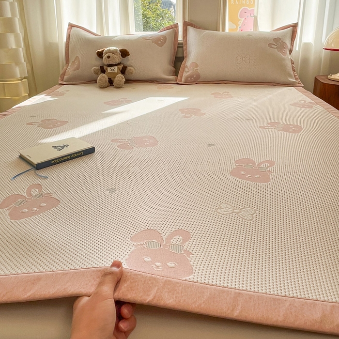 91家纺网 家纺一手货源 找家纺 雅居纺家纺 2026新款A类加厚三明治底提花小清新凉感席床单款凉席席子 粉小兔