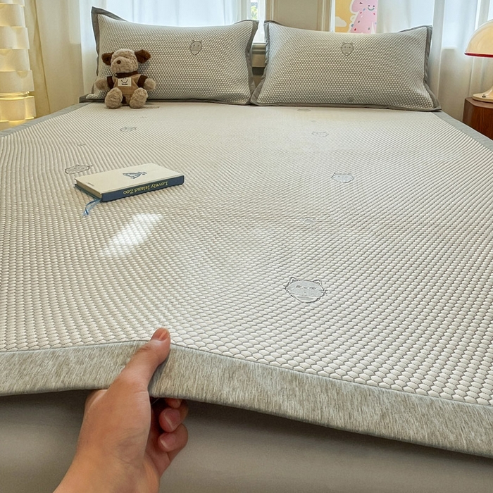 91家纺网 家纺一手货源 找家纺 雅居纺家纺 2026新款A类加厚三明治底提花小清新凉感席床单款凉席席子 领结小猫