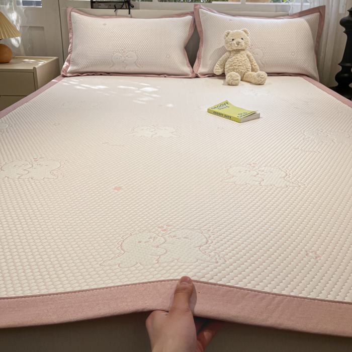 91家纺网 家纺一手货源 找家纺 雅居纺家纺 2026新款A类加厚三明治底提花小清新凉感席床单款凉席席子 小恐龙-粉