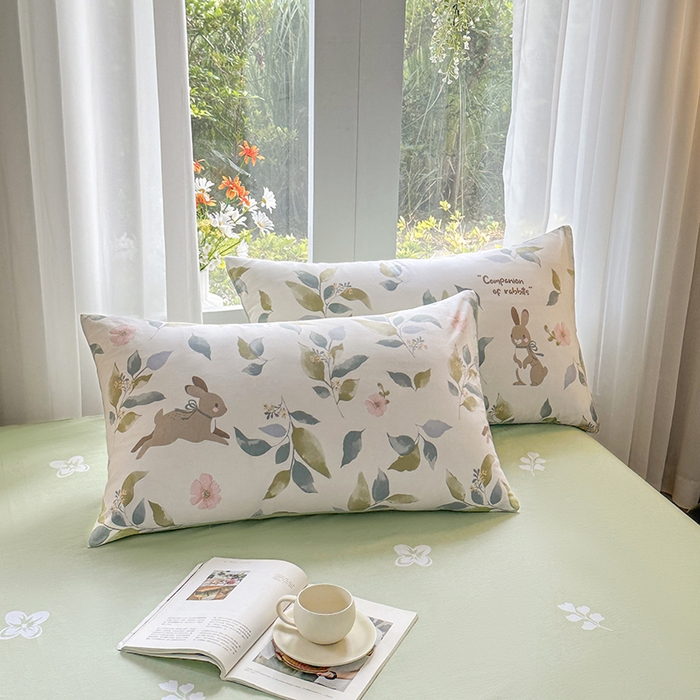 91家纺网 家纺一手货源 找家纺 宇彬家纺 2026直播新款13070全棉纯棉印花单双人被套喷气小清新简约热款学生被罩 秘境(新)