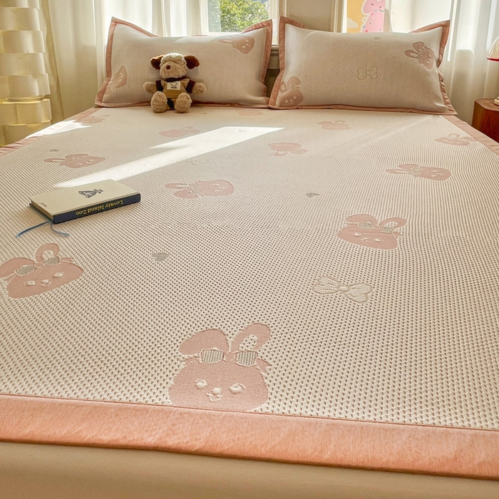 91家纺网 家纺一手货源 找家纺 雅居纺家纺 2026新款A类加厚三明治底提花小清新凉感席床单款凉席席子 粉小兔