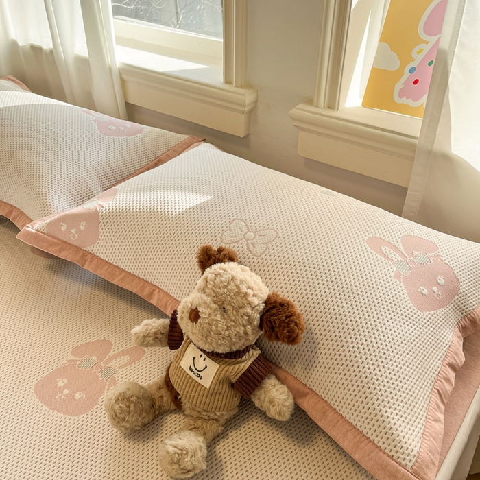 91家纺网 家纺一手货源 找家纺 雅居纺家纺 2026新款A类加厚三明治底提花小清新凉感席床单款凉席席子 粉小兔