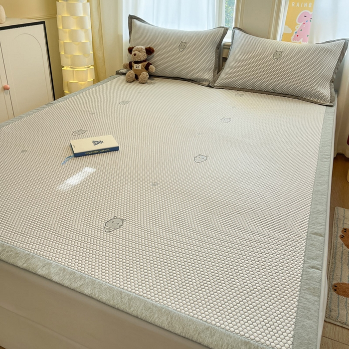 91家纺网 家纺一手货源 找家纺 雅居纺家纺 2026新款A类加厚三明治底提花小清新凉感席床单款凉席席子 领结小猫