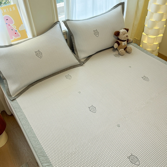 91家纺网 家纺一手货源 找家纺 雅居纺家纺 2026新款A类加厚三明治底提花小清新凉感席床单款凉席席子 领结小猫