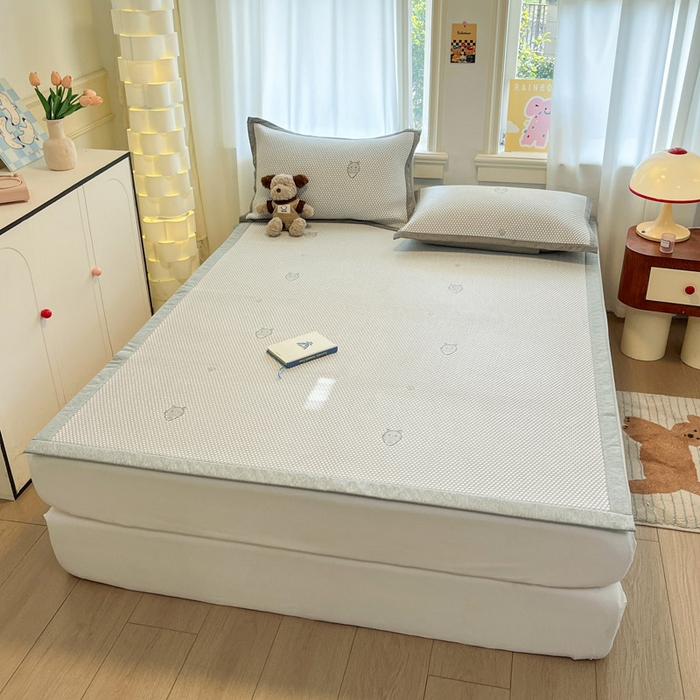 91家纺网 家纺一手货源 找家纺 雅居纺家纺 2026新款A类加厚三明治底提花小清新凉感席床单款凉席席子 领结小猫