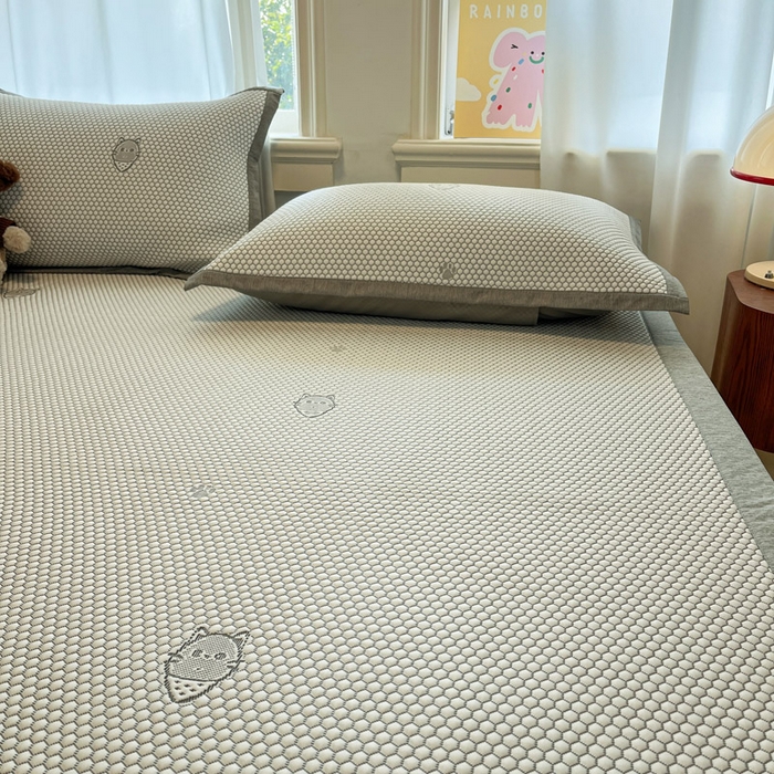 91家纺网 家纺一手货源 找家纺 雅居纺家纺 2026新款A类加厚三明治底提花小清新凉感席床单款凉席席子 领结小猫