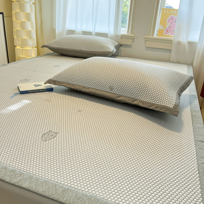 91家纺网 家纺一手货源 找家纺 雅居纺家纺 2026新款A类加厚三明治底提花小清新凉感席床单款凉席席子 领结小猫