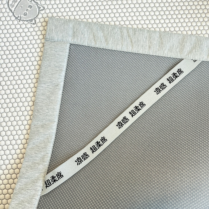 91家纺网 家纺一手货源 找家纺 雅居纺家纺 2026新款A类加厚三明治底提花小清新凉感席床单款凉席席子 领结小猫